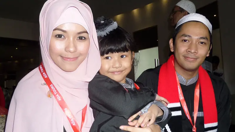 Umrah, Uki Noah Boyong Anak dan Istri