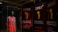 Jersey 'The Last Dance' NBA Finals 1998 yang dikenakan Michael Jordan, dari game 1, ditampilkan selama penjualan 'Invictus' Sotheby, di New York City pada 6 September 2022. (ANGELA WEISS / AFP)