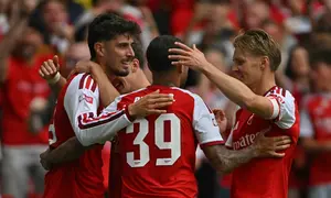 Gelandang Arsenal nomor punggung 29, Kai Havertz (kiri), merayakan gol keduanya bersama rekan-rekan setim setelah mencetak gol dalam pertandingan sepak bola FA Community Shield Inggris antara Arsenal dan Manchester City di Principality Stadium, Cardiff, Wales Selatan, pada 16 Agustus 2026. (Glyn KIRK / AFP)