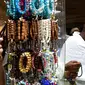 Jemaah haji memilih gelang yang dipajang di sebuah toko di kota suci Makkah, Arab Saudi pada Selasa (6/8/2019). Puncak Ibadah haji masih beberapa hari lagi, namun jemaah sudah memborong aneka barang antara lain tasbih, baju, teko emas, kurma, sajadah, minyak wangi, dan lainnya. (FETHI BELAID/AFP)
