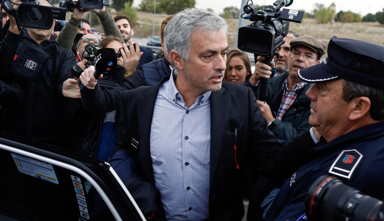 Manajer Manchester United, Jose Mourinho, usai menjalani sidang di Gedung Pengadilan Madrid, Jumat (3/11/2017). Pria asal Portugal itu menjalani sidang terkait dugaan penggelapan pajak saat masih melatih Real Madrid. (AFP/Oscar Del Pozo)