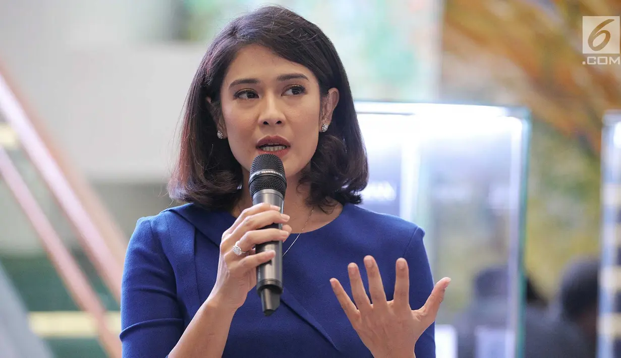Artis Dian Sastrowardoyo sebagai Brand ambassador Mondial Jeweler berbicara di Plaza Indonesia, Jakarta, Jumat (27/7). Soal jenis perhiasan, Dian mengaku lebih suka kalung daripada yang lainnya. (Liputan6.com/Faizal Fanani)