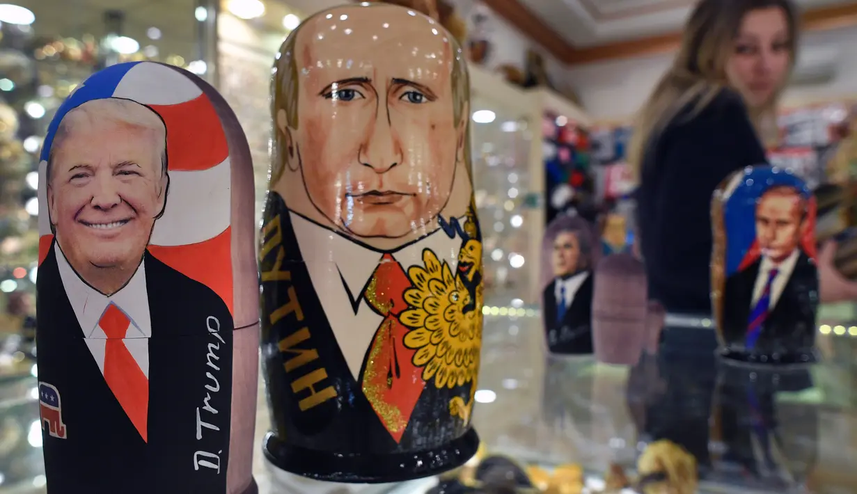Matryoshka berkarakter Presiden Rusia, Vladimir Putin dan Presiden Amerika Serikat terpilih Donald Trump yang dijual di Moskow, Rusia (16/1). Menjelang pelantikan Trump, boneka ini di jual di toko-toko di kota Moskow. (AFP/Alexander Nemenov)