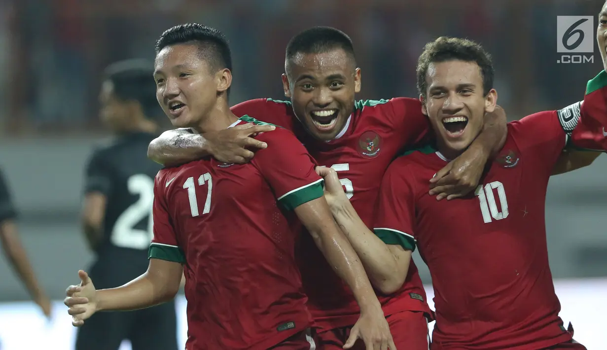Pemain depan Indonesia U-19, Egy Maulana Vikri (kanan) ikut merayakan gol saat melawan Thailand U-19 di Stadion Wibawa Mukti, Cikarang, Minggu (8/10). Egy satu-satunya remaja Asia Tenggara yang masuk daftar 60 terbaik. (Liputan6.com/Helmi Fithriansyah)