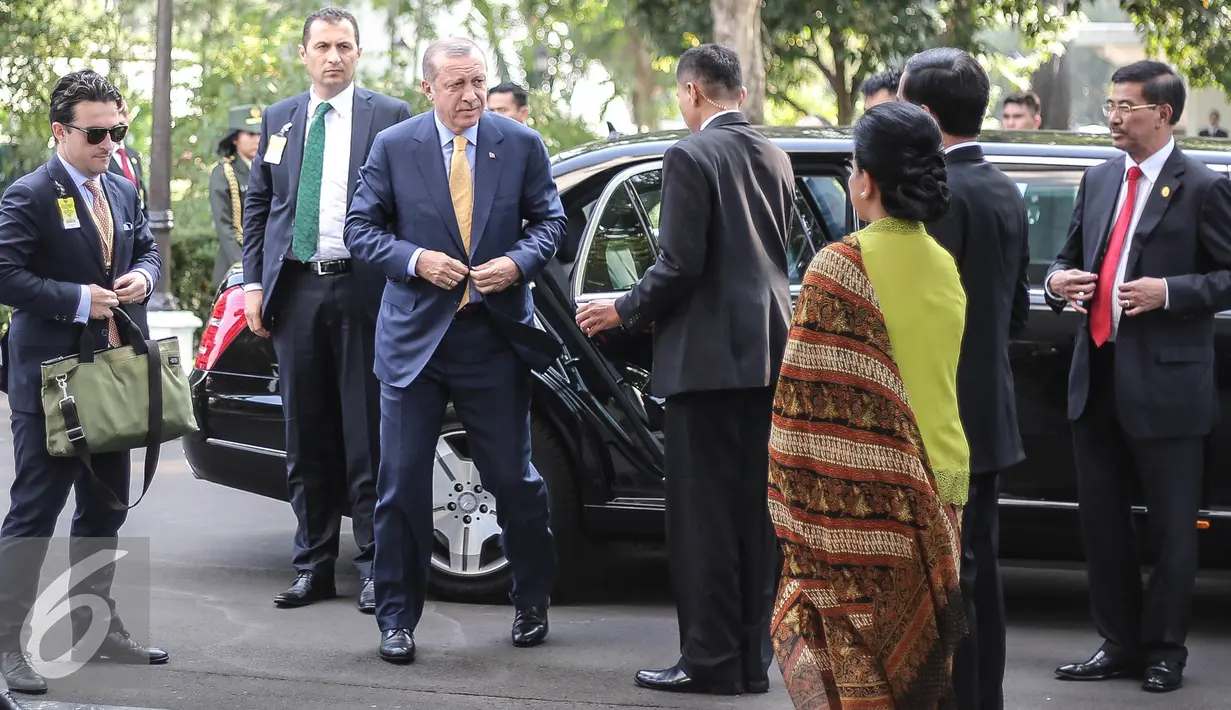 Presiden Joko Widodo bersama Ibu Negara Iriana menyambut Presiden Turki Recep Tayyip Erdogan di Istana Merdeka, Jakarta, Jumat (31/7/2015). Kunjungan kenegaraan ini membahas kerja sama ekonomi, pemberantasan terorisme. (Liputan6.com/Faizal Fanani)
