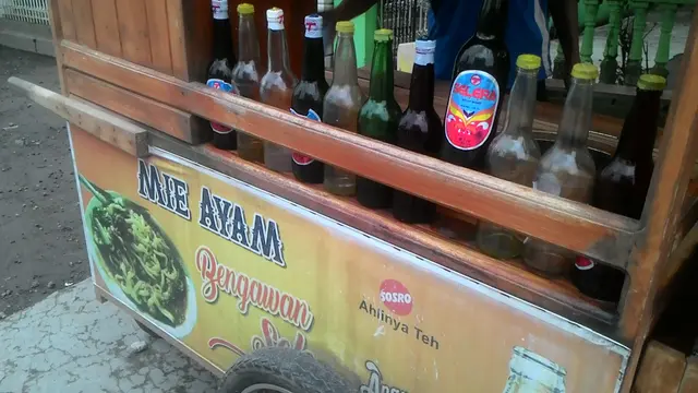 Salah satu gerobak mie ayam di Garut penggemar berat pengguna kecap pabrik Tin-tin Garut