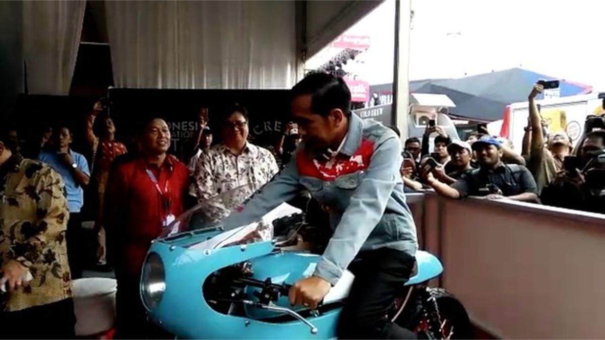 caferacer jokowi - VIDEO: Gaya Jokowi Tunggangi Cafe Racer Milik Gibran