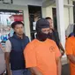 Polisi mengamankan dua tersangka carok di Bangkalan yang merupakan kakak-adik. (Istimewa/tribratanews)