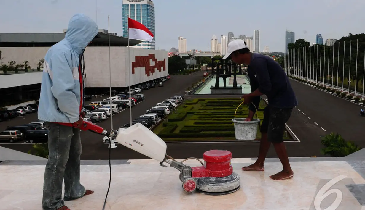 Sejumlah pekerja membersihkan gedung dan tempat lain di sekitar gedung DPR RI, Kompleks Parlemen Senayan, Jakarta, Rabu (10/12/2014). (Liputan6.com/Andrian M Tunay)
