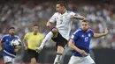 Kapten Jerman, Julian Draxler (tengah) mencetak gol pembuka saat timnya melawan San Marino pada Kualifikasi Piala Dunia 2018 di Stadion Nuernberg, Nuremberg, Jerman, (10/6/2017). (Andreas Gebert/dpa via AP)