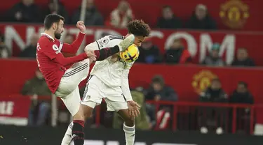 Gelandang Manchester United (MU) Bruno Fernandes mengangkat kakinya untuk mengejar bola ketika bersaing dengan gelandang Leeds United Tyler Adams pada laga tunda pekan ke-8 Liga Inggris 2022/2023 di Old Trafford, Kamis (9/2/2023) dini hari WIB. MU gagal mendulang poin penuh saat tampil di Old Trafford. (AP Photo/Dave Thompson)