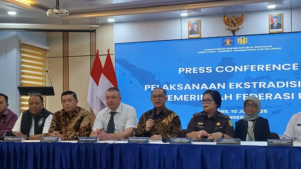 Direktur Jenderal Administrasi Hukum Umum (Dirjen AHU), Widodo (kelima dari kiri) (Liputan6.com/Pramita Tristiawati)