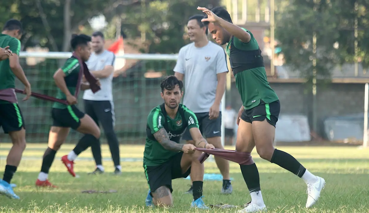 Pemain Timnas Indonesia, Stefano Lilipaly dan Saddil Ramdani, saling membantu saat latihan di Lapangan Gelora Trisakti, Bali, Minggu (13/10). Latihan ini merupakan persiapan jelang laga Kualifikasi Piala Dunia 2022 melawan Vietnam. (Bola.com/Aditya Wany)