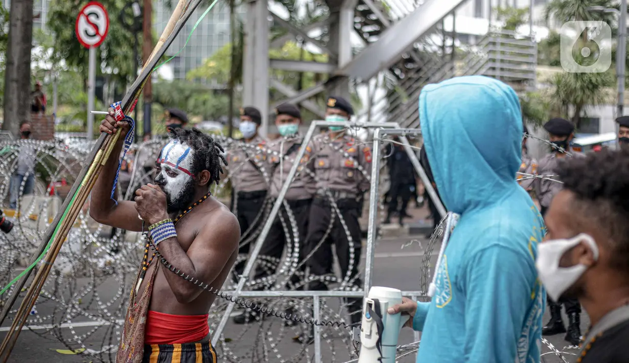 Massa yang tergabung dalam Aliansi Mahasiswa Papua saat menggelar aksi di kawasan Patung Kuda, Jakarta, Senin (16/11/2020). Mahasiswa menolak operasi Blok Wabu bekas PT Freeport Indonesia, perpanjangan otonomi khusus Papua yang berakhir 2021, dan UU Cipta Kerja. (Liputan6.com/Faizal Fanani)