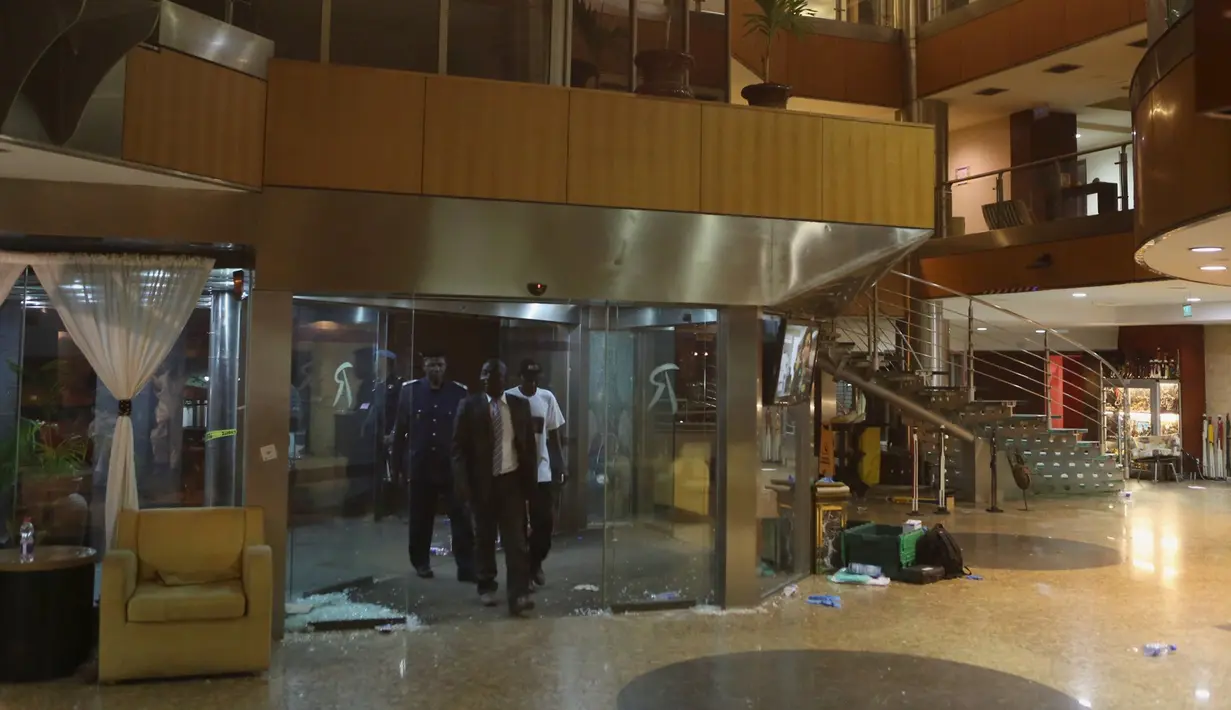 Pejabat setempat memasuki lobi seusai aksi penyanderaan di Hotel Radisson Blu di Bamako, Mali, Jumat (20/11). Aksi penyanderaan yang berlangsung selama 9 jam tersebut menewaskan 27 orang. (REUTERS/Joe Penney)