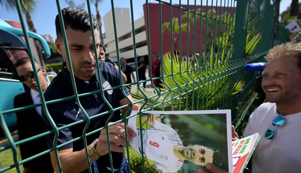 Pemain depan Iran, Mehdi Taremi, memberikan tanda tangan untuk para penggemar di luar Hotel Marriott sebelum berangkat untuk sesi latihan di Tijuana, Meksiko, pada 10 Juni 2026, menjelang turnamen sepak bola Piala Dunia FIFA 2026. (Guillermo Arias/AFP)