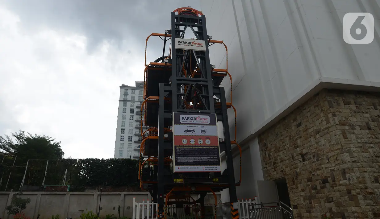 Sebuah parkiran bersusun tersedia di samping gedung perkantoran di Jakarta, Rabu (9/12/2020). Tempat parkir bersusun menjadi salah satu solusi di tengah keterbatasan lahan dan meningkatnya jumlah kendaraan. (merdeka.com/Imam Buhori)