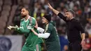 Bertanding melawan Bosnia dan Herzegovina, Timnas Italia kalah 1-4 lewat drama adu penalti. Tampak dalam foto, pemain Timnas Italia, Gianluigi Donnarumma, Nicolo Barella dan pelatih Gennaro Gattuso (kiri ke kanan) bereaksi saat pertandingan sepak bola final playoff kualifikasi Piala Dunia 2026 melawan Bosnia dan Herzegovina di Stadion Bilino Polje, Zenica, Selasa 31 Maret 2026 waktu setempat atau Rabu 1 April 2026 dini hari WIB. (Fabio Ferrari/LaPresse via AP)