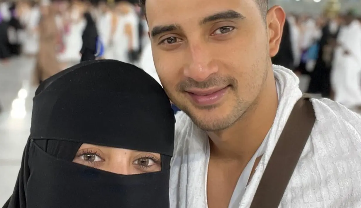 <p>Margin bahkan turut menceritakan kembali pengalaman terakhir saat umroh pada 2019 dimana dirinya memohon yang terbaik terkait jodoh. Bahkan, ia mengaku tak lama usai umroh terakhir dirinya dilamar oleh sang kekasih.(Liputan6.com/IG/@marginw)</p>