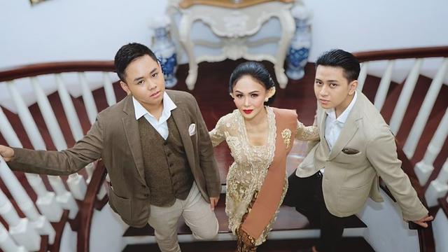6 Potret Kompak Yuni Shara dan Kedua Putranya di Acara Nikahan Atta-Aurel