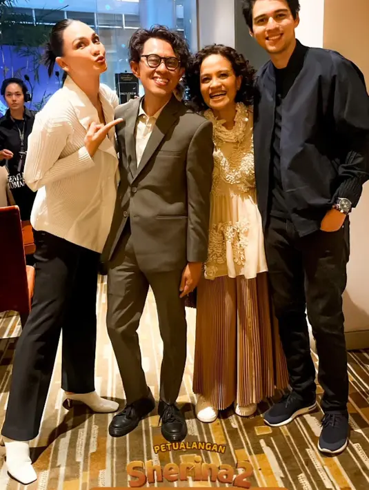 <p>Luna Maya hadir dengan kemeja putih plisket serasi dengan heelsnya, dipadukan celana hitam. Sedangkan sang kekasih, Maxime tampil serba hitam. [@lunamaya]</p>