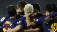 Para pemain Barcelona merayakan gol yang dicetak Ivan Rakitic ke gawang Real Betis pada laga La Liga Spanyol di Stadion Benito Vilamarin, Sevilla, Minggu (21/1/2018). Betis kalah 0-5 dari Barcelona. (AFP/Cristina Quicler)