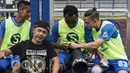 Gelandang Persib Bandung, Michael Essien, berdiskusi dengan Kim Kurniawan soal kamera sebelum laga uji coba melawan Bali United di Stadion GBLA Bandung, Jawa Barat, Sabtu (8/4/2017). (Bola.com/Vitalis Yogi Trisna)