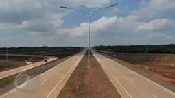 Jalan Tol Cipali (Cikampek - Palimanan) memiliki dua lajur disetiap jalurnya di Palimanan, Cirebon, Jawa Barat, Kamis (6/5/2015). Jalan tol sepanjang 116 km ini akan digunakan pada arus mudik. (Liputan6.com/Andrian M Tunay)
