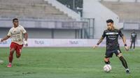 Pemain Dewa United, OJ Porteria mencoba lepas dari cegatan gelandang Bali United, Eber Bessa dalam laga BRI Liga 1 2023/2024. (Dok. Dewa United)