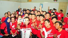 Gerry Salim sedang berfoto bersama siswa SMA GIKI 2 Surabaya
