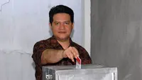 Ketua KPU Husni Kamil Manik saat memasukkan surat suara ke dalam kotak, Jakarta, Rabu (9/7/14). (Liputan6.com/Miftahul Hayat)