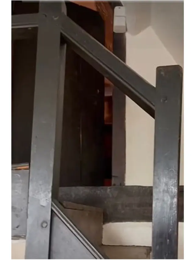 Kunjungi Rumah Angker, Turis Ini Tak Sengaja Rekam Bayangan Hitam di Balik Pintu