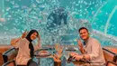 Bukan rahasia lagi kalau pasangan Kesha Ratuiu dan Adhi Permana sering mengunggah momen mesra mereka di Instagram. Seperti saat kencan berdua di restoran yang instagramable dengan pemandang ikan-ikan layaknya di laut. (Liputan6.com/IG/@kesharatuliu05)