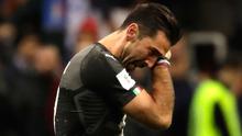 Kiper Juventus, Gianluigi Buffon menangis setelah timnya tersingkir dari Piala Dunia 2018 usai bertanding melawan Swedia pada leg kedua babak playoff di San Siro, Milan (13/11). Usai pertandingan Buffon pensiun dari timnas Italia. (AP Photo/Luca Bruno)