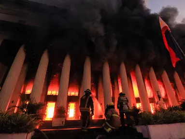 Petugas pemadam kebakaran memadamkan api di gedung Kantor Pos di Manila, Filipina pada 22 Mei 2023. (AFP/STR)