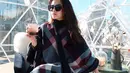 The Winter Village juga disambangi oleh perempuan asal Surabaya ini. Dengan memakai mantel cukup tebal, Melisa terlihat begitu menikmati suasana kota dengan ditemani segelas minuman yang ia bawa. (Liputan6.com/IG/@melisahart_)