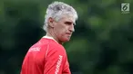 Pelatih Persija Jakarta, Ivan Kolev mengamati pemainya pada sesi latihan di lapangan Sutasoma, Jakarta, Rabu(16/1). Lima pemain Persija tidak hadir pada latihan perdana bersama Ivan Kolev. (Bola.com/Yoppy Renato)