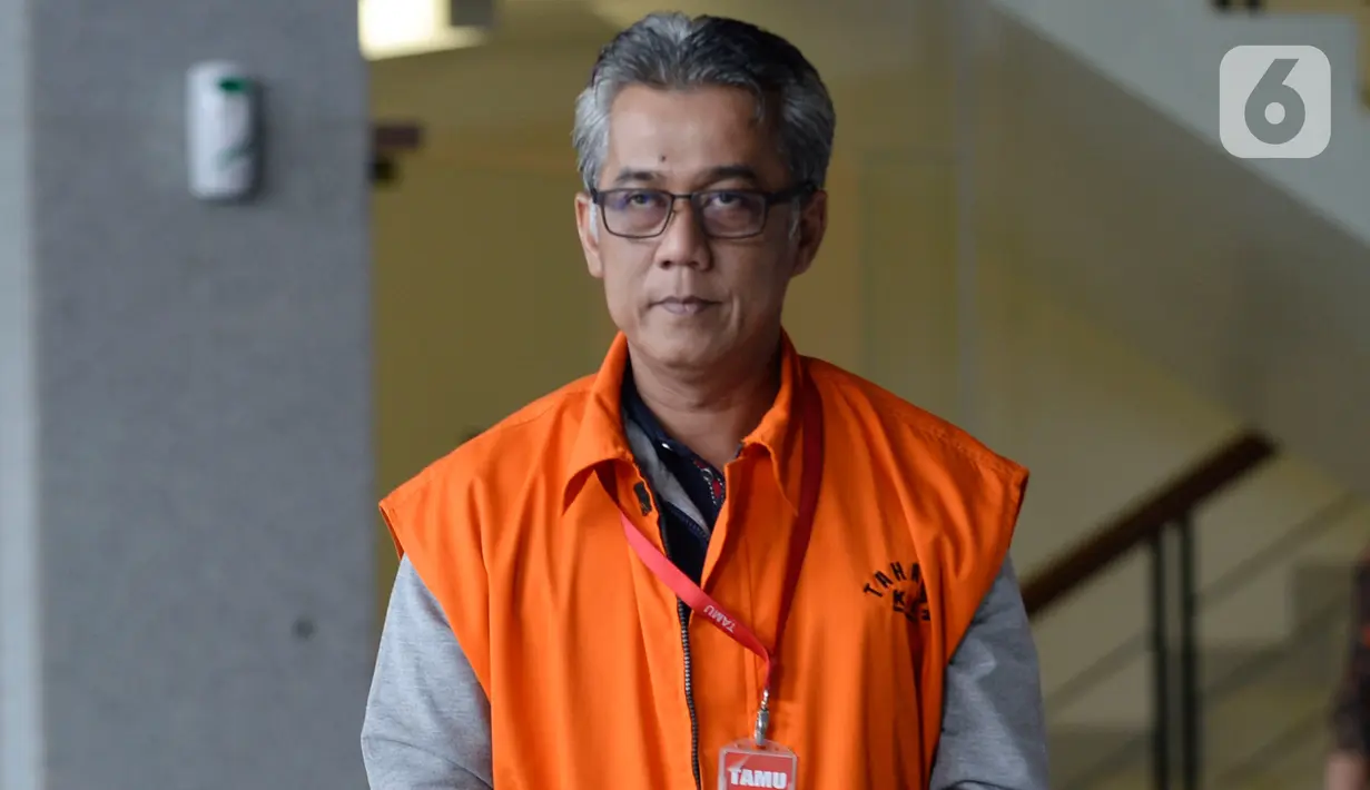 Mantan Kepala Bidang Jalan Dinas PUPR Kabupaten Indramayu, Wempy Triyono berjalan keluar usai pemeriksaan di gedung KPK Jakarta, Jumat (17/1/2020). Wempy diperiksa sebagai tersangka kasus dugaan pengaturan proyek di lingkungan Pemkab Indramayu tahun anggaran 2019. (merdeka.com/Dwi Narwoko)