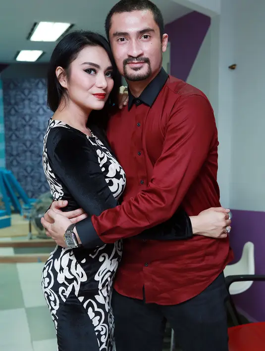 "Coba hapus, atau nanti kami akan somasi Anda," sambung Ika Niko, istri Reza Pahlevi. (Deki Prayoga/Bintang.com)