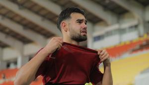 Jens Raven tampak tidak bisa menyembunyikan kesedihannya usai Timnas Indonesia U-22 dipastikan gagal lolos ke semifinal SEA Games 2025 ketika bermain di Stadion 700th Anniversary, Chiang Mai, Jumat (12/12/2025) malam WIB.