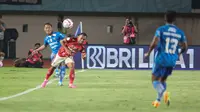 Pemain Persib Bandung, Henhen Herdiana (belakang) berusaha menghalau bola dari ancaman pemain Bali United, Irfan Jaya pada laga leg kedua semifinal Championship Series BRI Liga 1 2023/2024 di Stadion Si Jalak Harupat, Soreang, Kabupaten Bandung, Sabtu (18/5/2024). (Bola.com/Abdul Aziz)