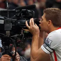 Steven Gerrard melakukan selebrasi setelah berhasil mencetak gol.