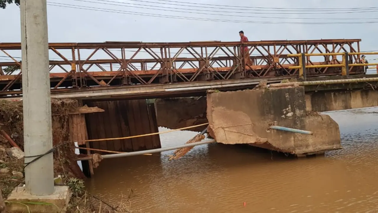 Jembatan Bailey sebagai pengganti sementara Jembatan Tabunio II yang putus akibat banjir di Kabupaten Tanah Laut, Kalimantan Selatan.