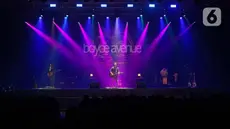 Grup musik akustik, Boyce Avenue saat menghibur para fans dalam konser bertajuk 'Boyce Avenue Live in Jakarta' di Hotel Pullman Jakarta Central Park, Jakarta, Minggu (27/4/2025). (Liputan6.com/Angga Yuniar)