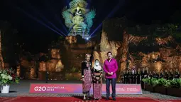 Presiden Indonesia Joko Widodo didampingi Ibu Negara Iriana Widodo berpose bersama Perdana Menteri Kanada Justin Trudeau (kanan) pada 'Welcoming Dinner and Cultural Performance G20 Indonesia' di Taman Budaya Garuda Wisnu Kencana Bali, Selasa malam (15/11/2022). Para pemimpin negara dan lembaga dunia dalam acara tersebut kompak mengenakan baju batik khas Indonesia. (Willy Kurniawan/Pool Photo via AP)