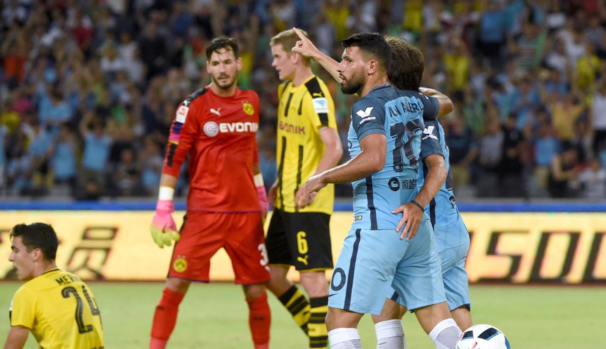 Pelatih Manchester City, Pep Guardiola, akhirnya mampu meraih kemenangan perdana usai mengalahkan Borussia Dortmund 6-5 lewat babak adu penalti pada laga International Champions Cup 2016, Kamis (28/7/2016). (AFP/Wang Zhao)