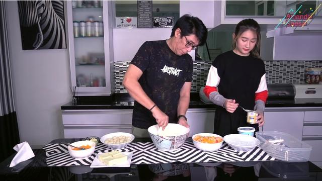 7 Momen Kompak Parto Patrio dan Amanda Caesa Bikin Salad Buah