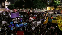 Sejumlah demonstran saat menggelar aksi memprotes maraknya perkosaan dan kekerasan seksual terhadap perempuan di Rio de Janeiro, Brasil, (1/6). (REUTERS / Ricardo Moraes)