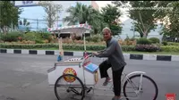 Bikin Haru, Begini Kisah Kakek 66 Tahun Penjual Es Krim Keliling di Jalanan Surabaya (dok. YouTube/Budiono Sukses/ https://www.youtube.com/watch?v=2XGWQDZ1F4/ Brigitta)