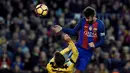 Bek Barcelona, Gerard Pique, menyundul bola ke arah gawang Malaga dalam lanjutan La Liga di Camp Nou, Barcelona, Sabtu (19/11/2016). (AFP/Lluis Gene)